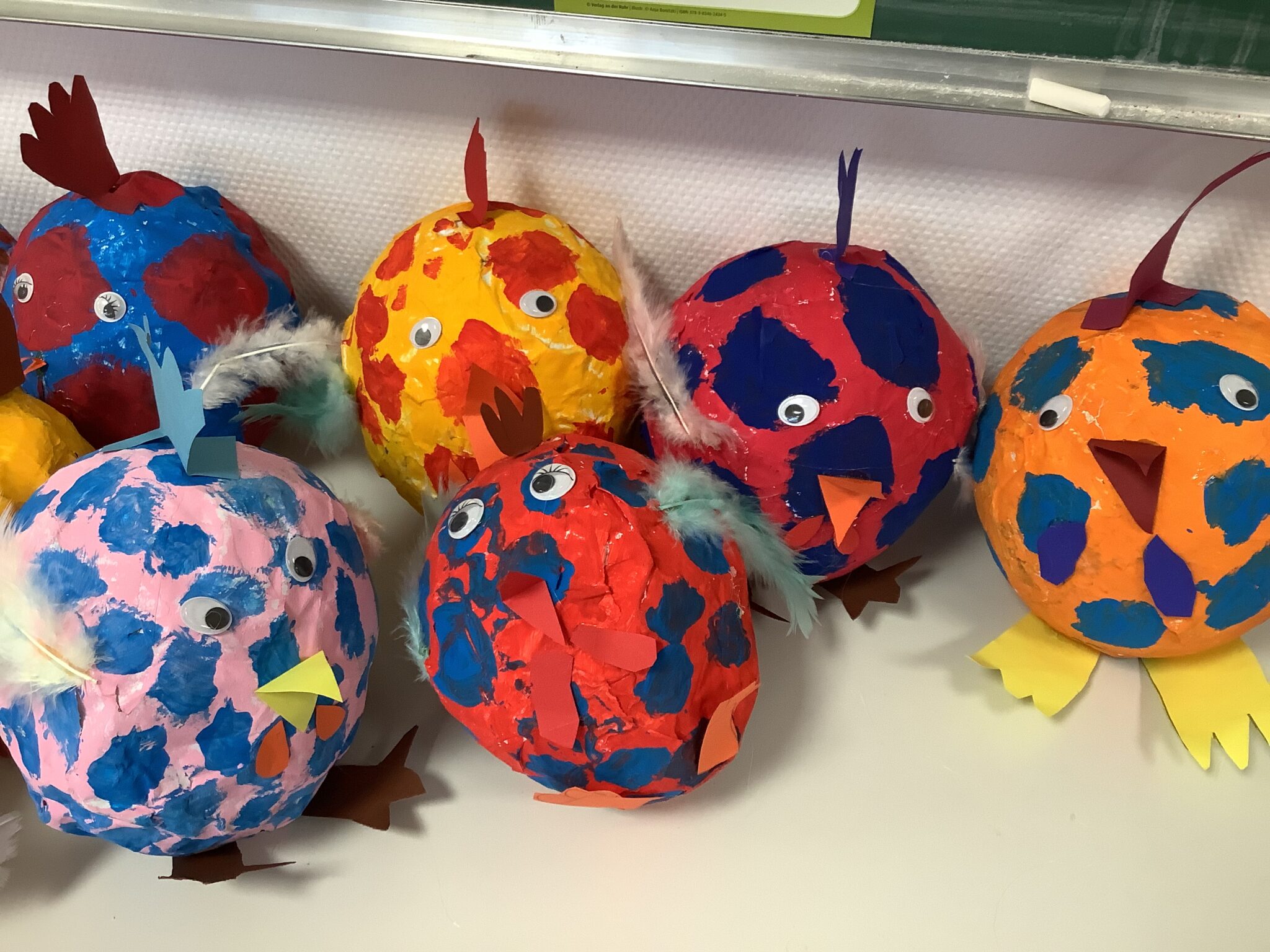 Bunte Hühner aus Pappmaché