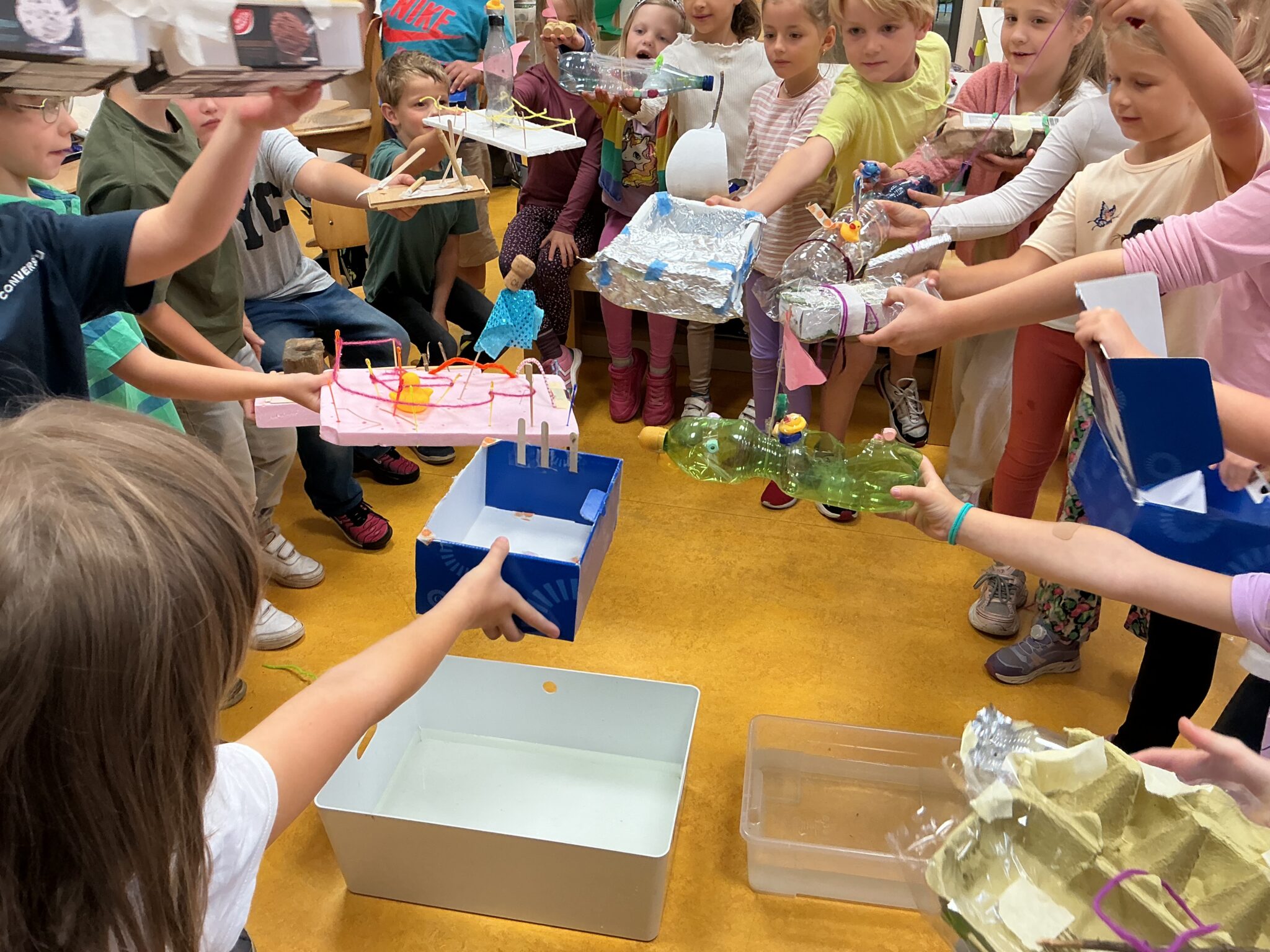 Klasse 1a erforscht das Thema „Schwimmen und Sinken“